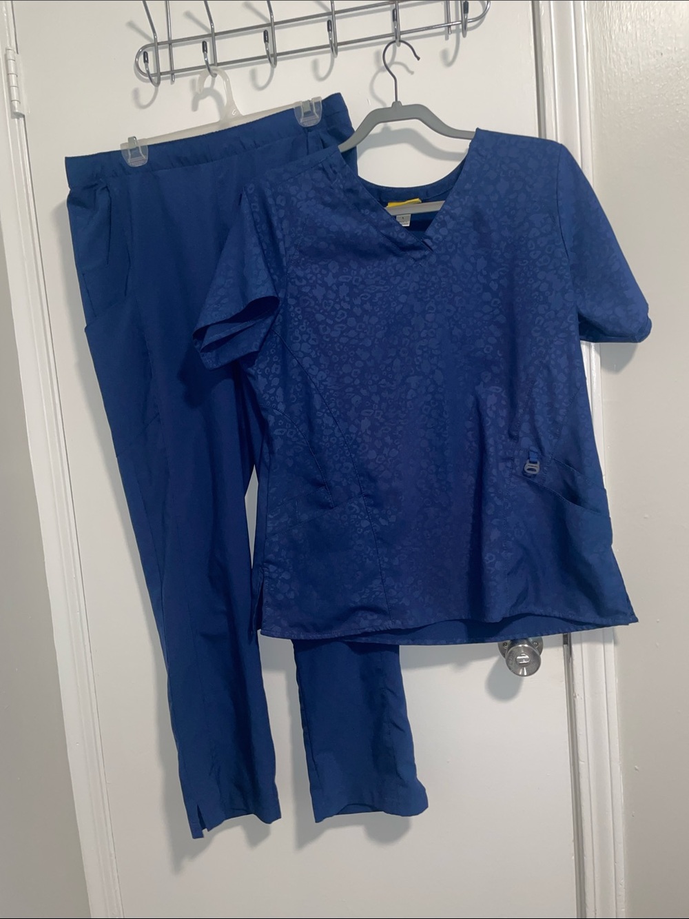 Spread good cheer/wonderwink Navy cheetah Scrub SET - Top & bottom size large!